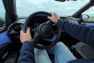 Nejlevnější Toyota umí jezdit skoro za hubičku. Modernizace jí navíc přidala výkon | Autosalon TV Prima
