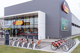 Tesco možná opustí Česko. O jeho prodejny by se mohl zajímat našinci milovaný polský řetězec