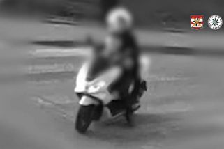 Žena jela na skútru bez přilby obklopená dětmi. Jsem opatrná, vysvětlila policii u Brna - Novinky