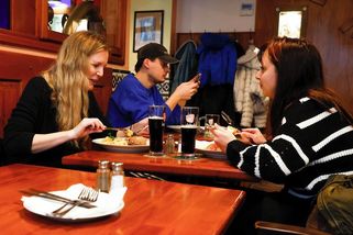 Oběd v restauraci už vyjde na více než 200 korun - Novinky