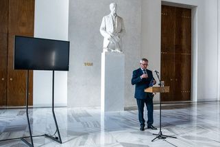 Do Belgie pro papoušky v autě s řidičem? Úkol od prezidenta, vypověděl Mynář - Seznam Zprávy