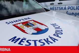 Smršť vulgarit a agrese proti seniorovi. Zuřícího mladíka zpacifikovali strážníci