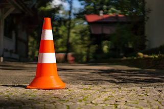 Lidé si před domem vyhrazují parkovací místo židlemi, kužely nebo cedulkami. Úředníkům i sousedům už dochází trpělivost