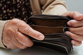 Důchody v roce 2026: Vláda prozradila, kolik seniorům přidá. S takovými částkami nikdo počítal - Médium.cz