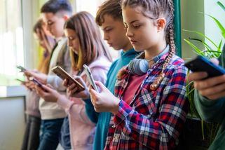 Zákaz mobilů oddělí školu od reality, ve které děti žijí
