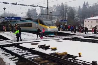 Lidi s dětmi přebíhající v Zábřehu koleje málem smetlo pendolino. Po sítích koluje video - Novinky
