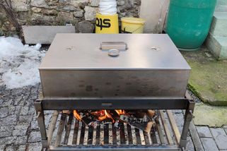 Vyrobil si vlastní lornu a ušetřil tisíce. Připraví v ní i gulášek s vůní kouře