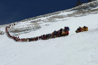 Everest zdolal z nepálské strany rekordní počet 274 turistů v jediný den - Novinky
