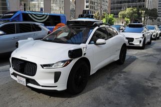 Autonomní taxík odvezl nezdárné pasažéry rovnou k policistům - Novinky