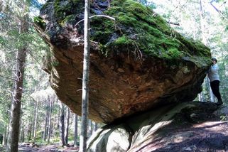 Kummakivi neměl existovat. Finský kámen obrů dodnes vzdoruje fyzice i lidské představivosti - Médium.cz
