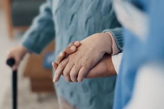 Senioři mohou dostávat od státu peníze i na pomoc s úklidem domácnosti. Příspěvek se šplhá do tisíců korun měsíčně