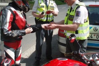 Motorkáři mají abecedu gest: Varují i řidiče aut, ale v autoškolách je učí málokdo. Klepání na helmu je jen začátek