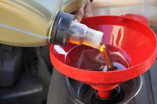 Je možné smíchat syntetický olej s polosyntetickým a získat tak mazivo s ještě lepšími vlastnostmi? Odpověď překvapí