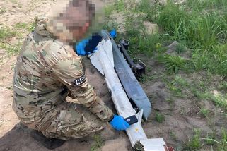 Stačil jeden pohled na dozimetr. Trosky ruských dronů vyzařují osmdesátinásobnou radiaci
