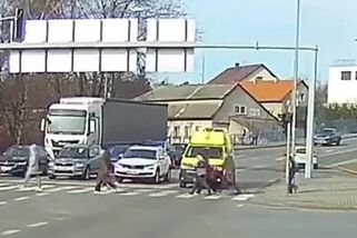 Houkající sanitku zablokovali chodci na přechodu. Nechápeme, zlobí se záchranáři - Novinky