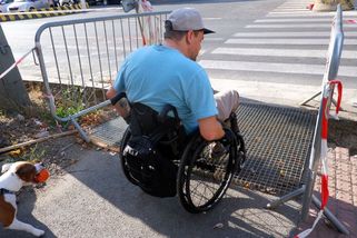 „Jako tankodrom.“ Přestavba ulice u Paraplete ztížila život hendikepovaným - Seznam Zprávy