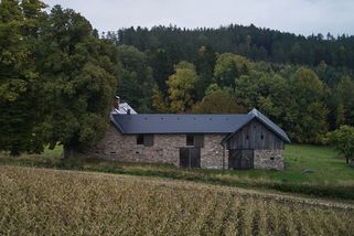 Černá žula místo světlého dřeva. Podkroví 200 let starého statku na Vysočině boří představy o tom, jak má vypadat chalupa