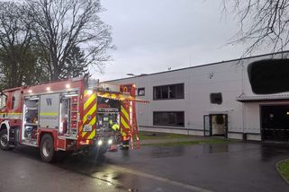 Požár v továrně na ultralehká letadla. Dva muži v kuklách? Policie nekomentuje - Seznam Zprávy