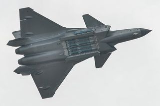Chengdu J-20 „Mighty Dragon" bez kanónu: Opakuje Čína chybu, za kterou Amerika zaplatila ve Vietnamu?