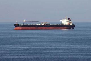 Projektil zasáhl a poškodil ropný tanker v Hormuzském průlivu - Seznam Zprávy