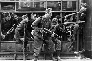 Nacisté zavřeli komunisty do koncentráků. Pak jim dali uniformy SS a poslali je do války - Médium.cz