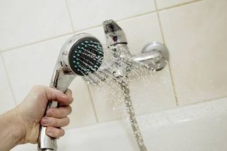 Lidé nad 65 let by měli přehodnotit četnost sprchování, pokožka se mění
