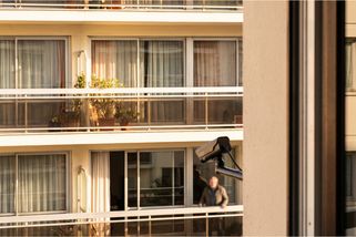 Soused z patra pod námi si nainstaloval na balkon kameru. Míří nám přímo do oken obýváku