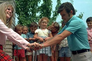 Pěvecký idol Jaromír Mayer slaví 83: Po rozvodu s Evou Pilarovou emigroval. Co dnes dělá?