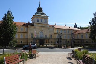 Skvostně opravený zámek v Hořovicích byl jedním z mnoha vyrabovaných Sověty - Médium.cz