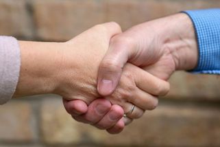 Stisk ruky předpovídá délku života líp než krevní tlak - Pozitivní zprávy - Články na Seznamu