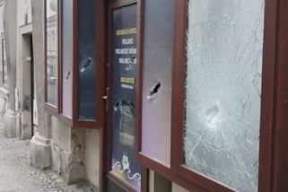 Nesouhlasil s Piráty, tak si vzal sekeru a útočil na Bartošovu kancelář. Policisté muže dopadli během několika hodin - Novinky