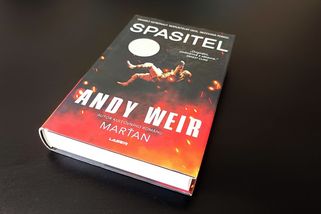 Spasitel je propracované sci-fi, které si zamilujete i bez doktorátu z fyziky - Médium.cz