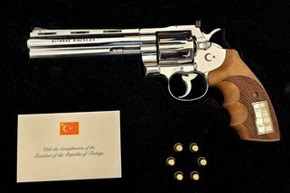 Erdogan daroval státníkům na summitu NATO revolver, Babiš ho chce dát na výstavu - Seznam Zprávy