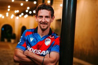 Šádek přivítal Hrošovského šampaňským, které záložník před lety věnoval klubu - Sport.cz