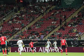 MS fotbal | Prázdná místa během českého zápasu na MS? Podle FIFA byli fanoušci u stánků - Sport.cz