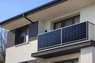 Vyzkoušeli jsme balkonovou fotovoltaiku za necelých 5 000 Kč. Zjistili jsme, kolik elektřiny vyrobí v zimě