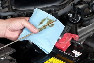 Kolik oleje by měl motor spotřebovat? U všech aut existuje hranice, nad kterou se nesmí dostat. Poznejte ji, ať si nezpůsobíte drahý problém