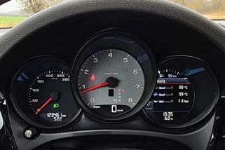 Většina řidičů si ničí motor v domnění, že šetří. Nejezdíte také v příliš nízkých otáčkách?