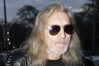 Bez manželky si neudělá ani čaj. Aleš Brichta sotva mluví, přesto plánuje koncert. Lidé ho nazývají šaškem