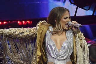 Jennifer Lopezové spadla při koncertu ve Varšavě sukně. Hodila ji divákovi - Novinky