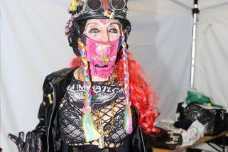 Výstřední Jana Uriel Kratochvílová řádila na duhovém festivalu: Takhle se tentokrát vymódila!