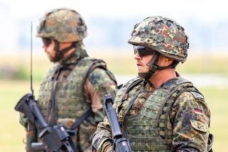 Němci do 45 let musí mít souhlas armády pro delší pobyt v zahraničí - Seznam Zprávy