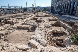 Archeologové odkryli na Masarykově nádraží hradby z doby Karla IV.