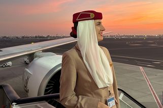 Odvrácená strana práce letušky (nejen) Emirates - Médium.cz