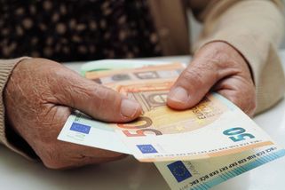 Senioři nechávají 200 tisíc na účtu a ročně tratí i 6 460 Kč. Existují ale i horší případy - Médium.cz