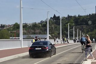 Řidič BMW dostal za vjezd na nový Dvorecký most pokutu. Kamery jsou ale zatím na straně hříšníků - Novinky