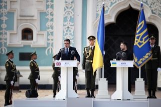 Burnham přijel na první zahraniční cestu do Kyjeva, který slaví Den nezávislosti | ČeskéNoviny.cz