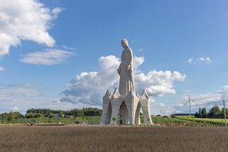Polský miliardář postavil na poli gigantickou sochu Panny Marie. Překonala i známé monumenty