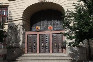 Po zásahu na pražském magistrátu policie obvinila 6 lidí a 2 firmy - Seznam Zprávy
