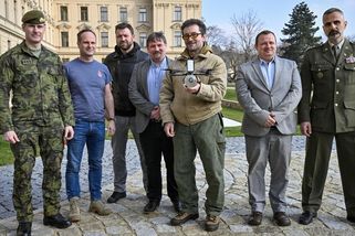 Vojenská policie zasahuje u českého spolku, který dodává drony na Ukrajinu - Novinky
